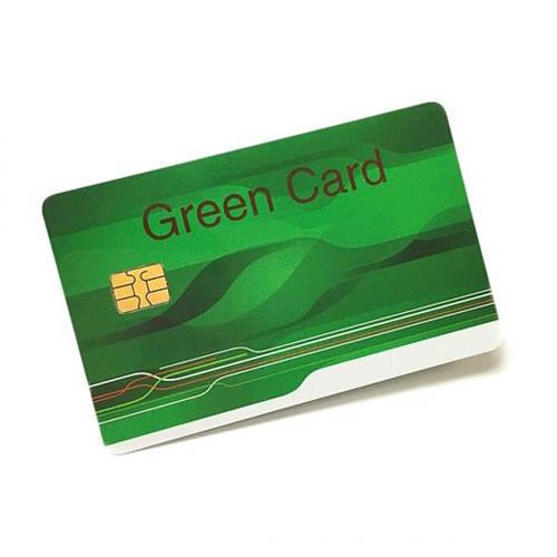 標準のCR80カードと同じサイズで、チップが1つ埋め込まれているスマートカードに連絡してください (1)