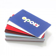 125O cartão RFID é um cartão de plástico ou papel que é incorporado com um microchip e uma antena dentro