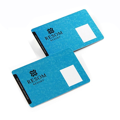 125O cartão RFID é um cartão de plástico ou papel que é incorporado com um microchip e uma antena dentro (2)